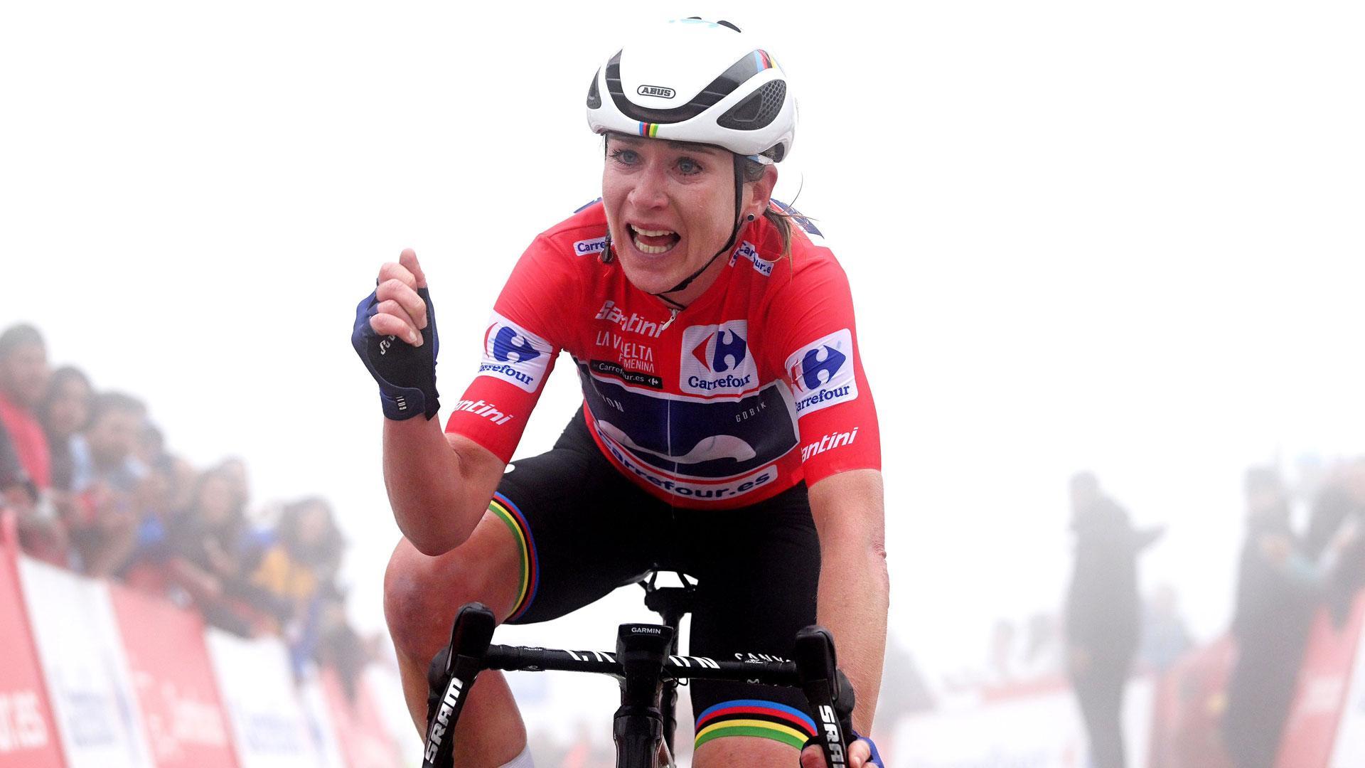 Annemiek van Vleuten (Movistar) celebra su victoria en La Vuelta Femenina a su llegada a la meta de los lagos de Covadonga