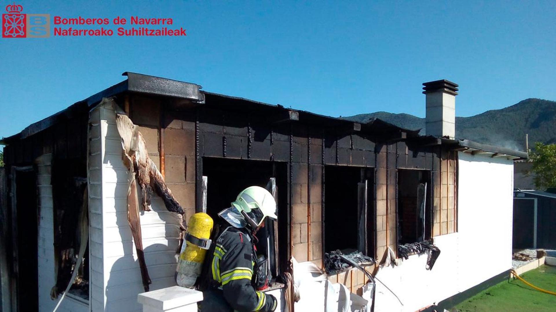 Los bomberos del parque de Sangüesa se han encargado de sofocar las llamas