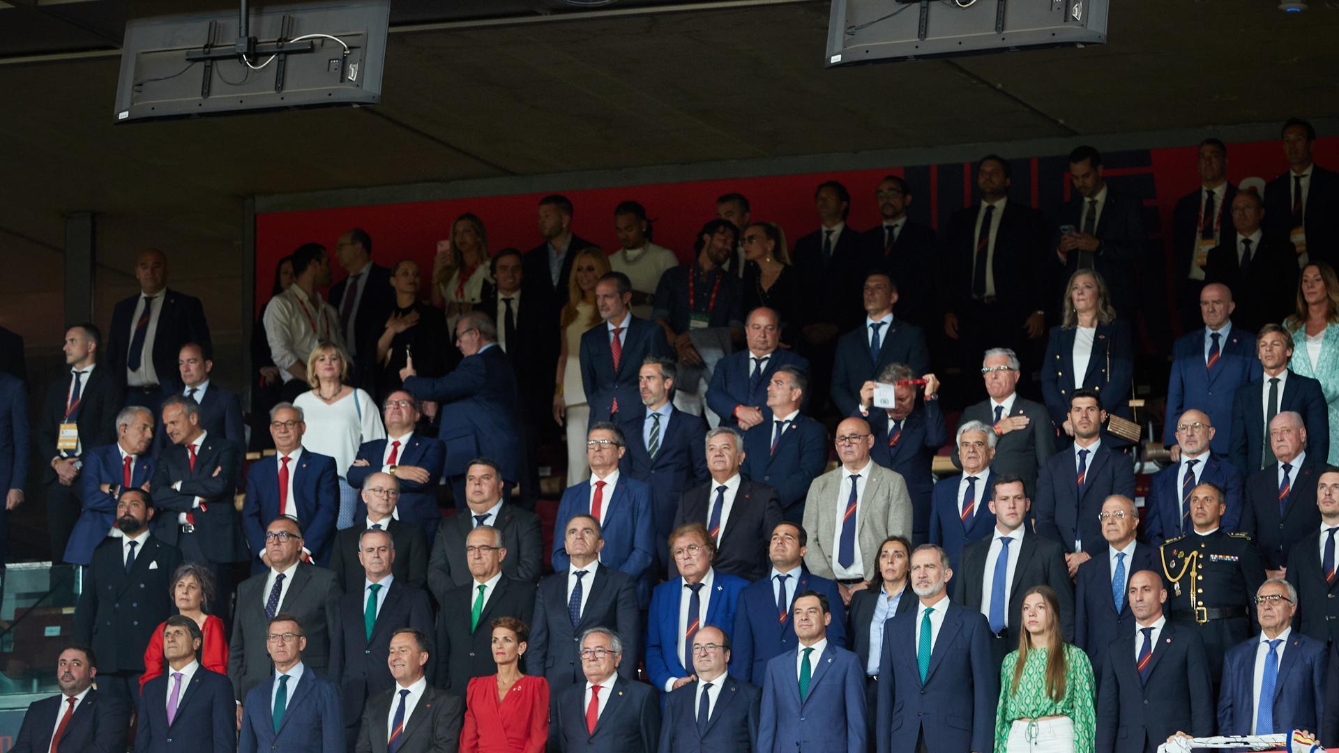Enrique Maya, en la segunda fila del palco de La Cartuja, detrás de la presidenta María Chivite
