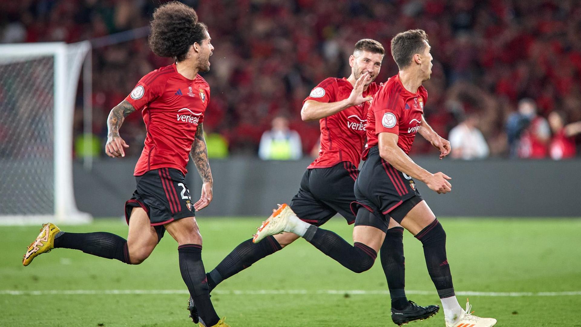 Aridane y David García celebran con Lucas Torró el gol que suponía el empate