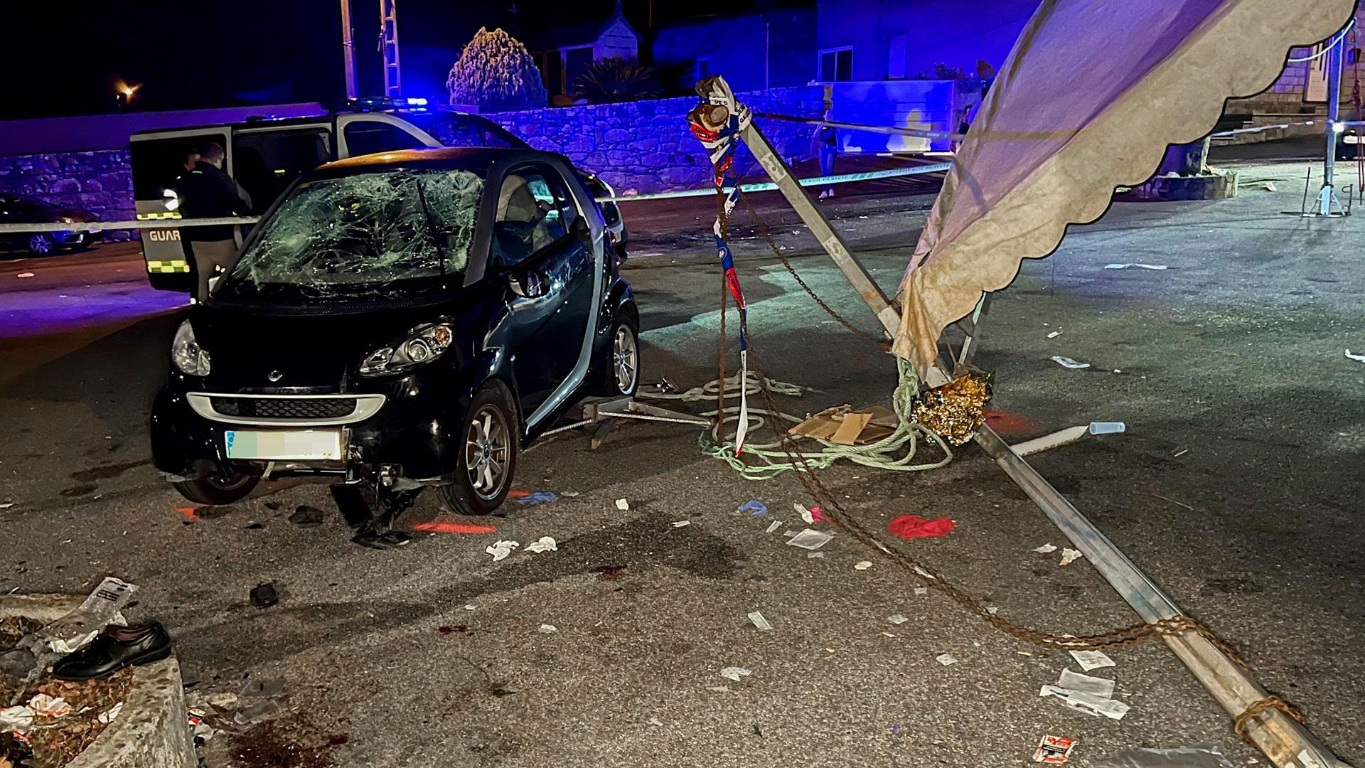 El vehículo, que estaba conducido por una octogenaria, irrumpió en el recinto del concierto y chocó contra la carpa