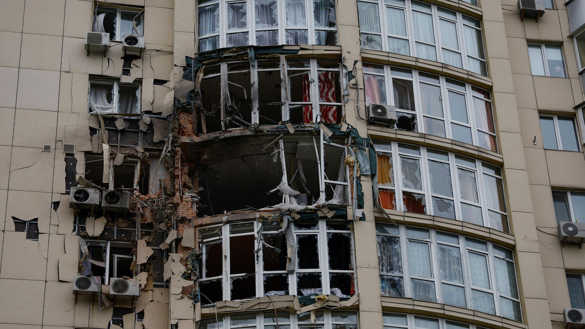 Daños en un edificio de Kiev tras un ataque de drones rusos