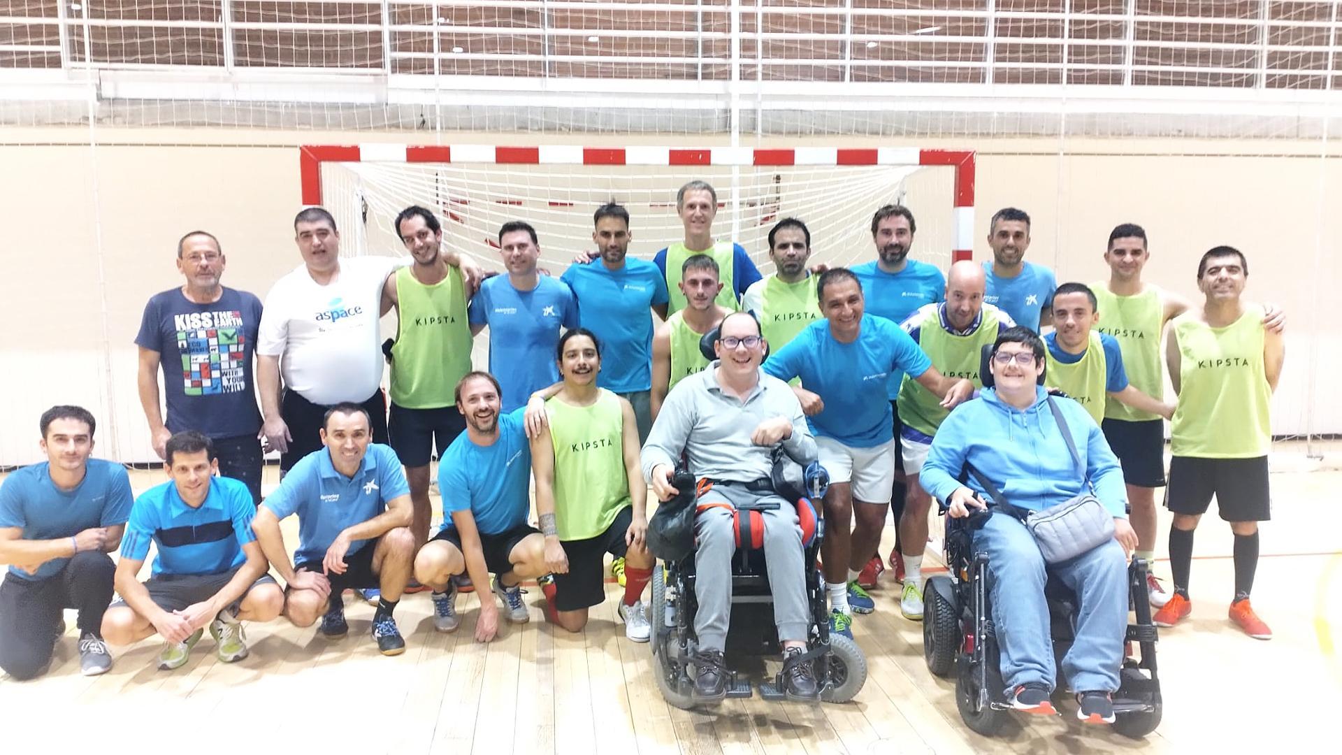 Voluntarios junto a miembros de Aspace tras un partido de fútbol sala