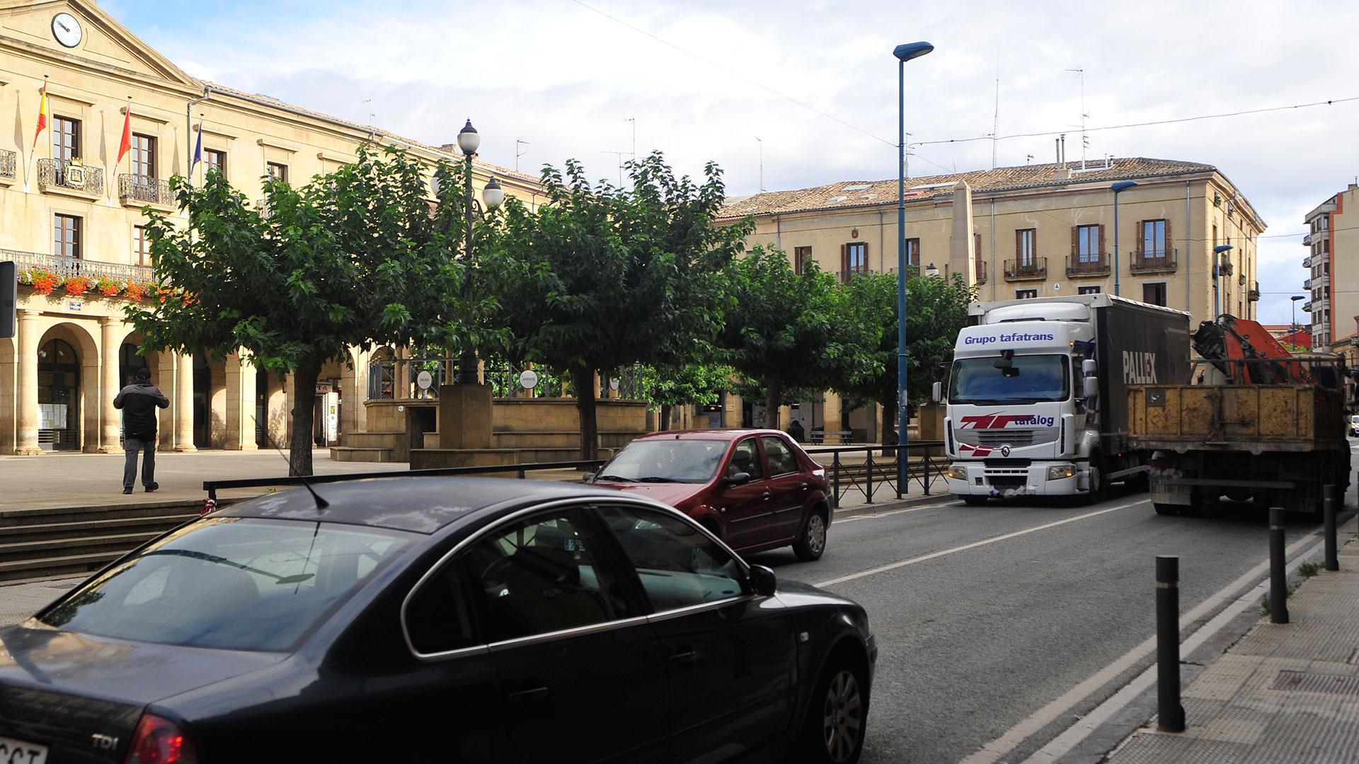 a apertura de la primera fase de la variante sur, en septiembre de 2020, no liberó el centro de Tafalla de vehículos de gran tonelaje como se esperaba. Por ello, el ayuntamiento decidió prohibir el paso de vehículos de más de 7.500 kilos tras modificar la ordenanza de tráfico. Varias señales en la autopista, la nacional y el casco urbano informan ya de esta prohibición, demandada desde hace años