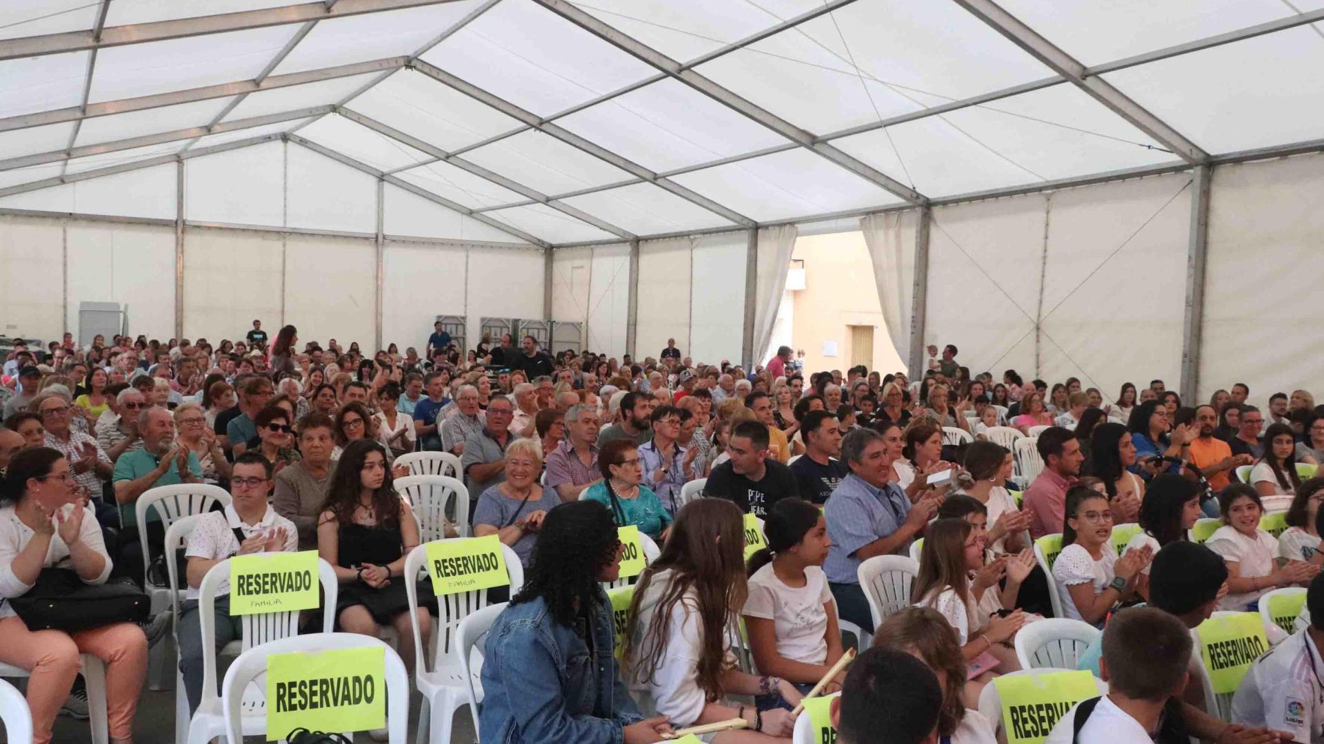 Asistentes al festival que se desarrolló en la carpa instalada por el Ayuntamiento en la plaza General Clemente.