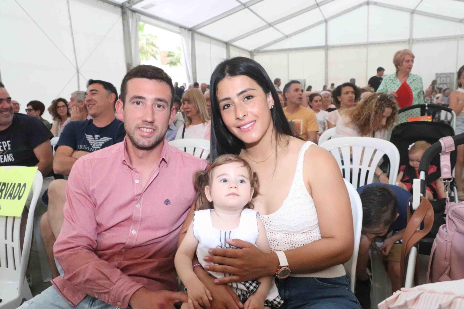 Eric Barandalla y Paola Blandon junto a su hija Abril.
