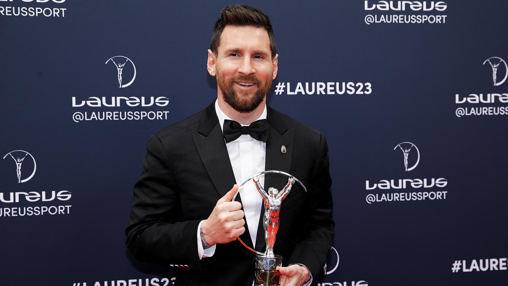 Leo Messi posa con el premio Laureus recibido recientemente en la gala celebrada en París