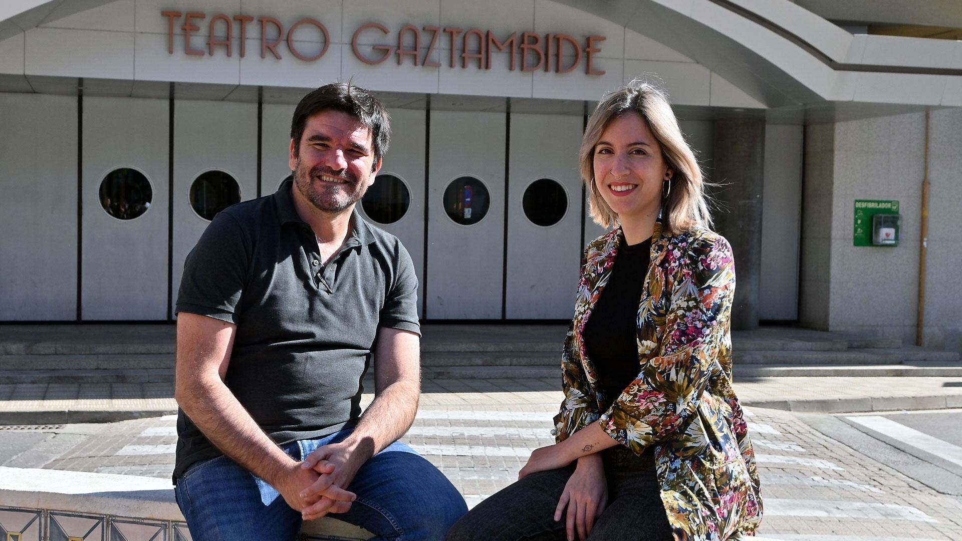 El candidato a la Alcaldía de Contigo Tudela, Eneko Larrarte, acompañado por la número 2 de la coalición, Eva Eliceche, este martes
