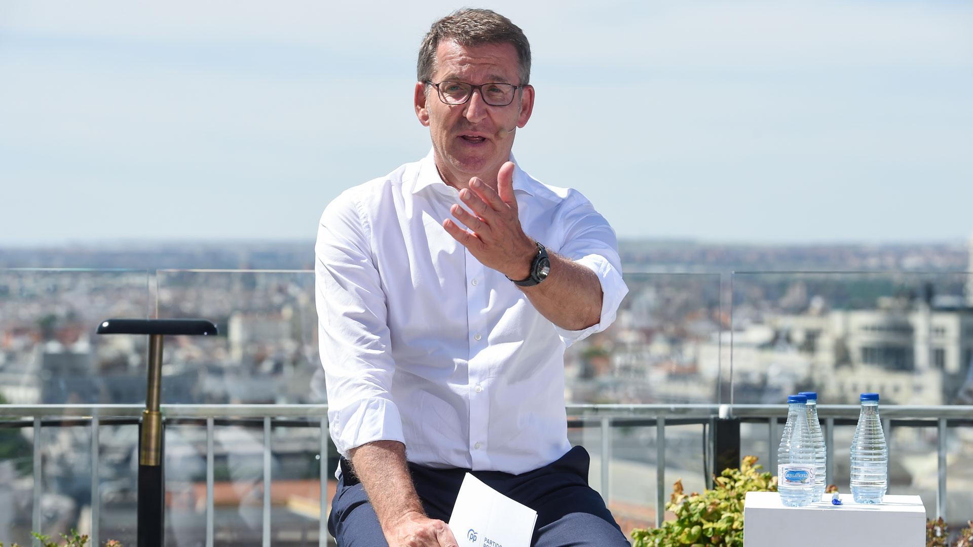 El presidente del Partido Popular, Alberto Núñez Feijóo, interviene durante la clausura del acto organizado por el PP con motivo del Día de Europa