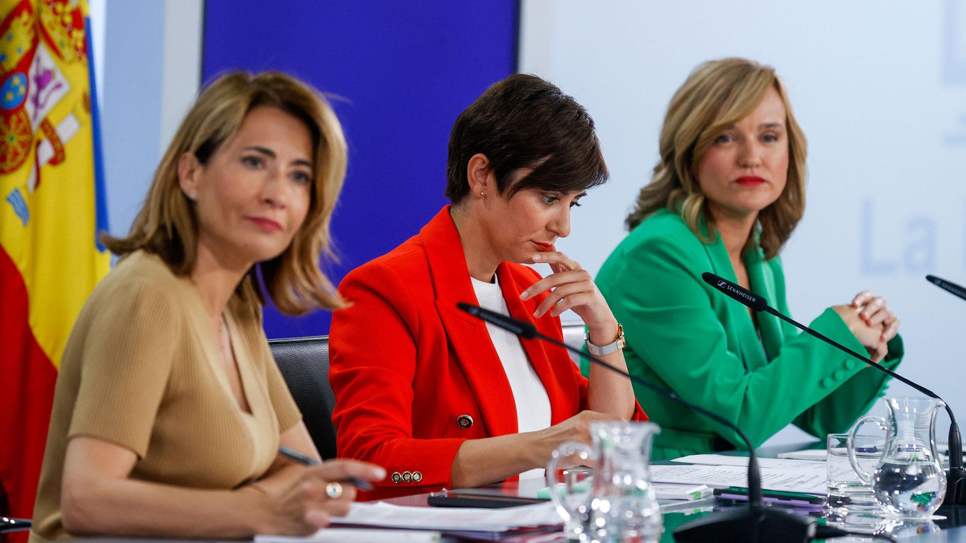 La ministra de Política Territorial y portavoz del Gobierno, Isabel Rodríguez (c); la titular de Educación y Formación Profesional, Pilar Alegría (d), y la titular de Transportes, Movilidad y Agenda Urbana, Raquel Sánchez durante la rueda de prensa posterior a la reunión del Consejo de Ministros