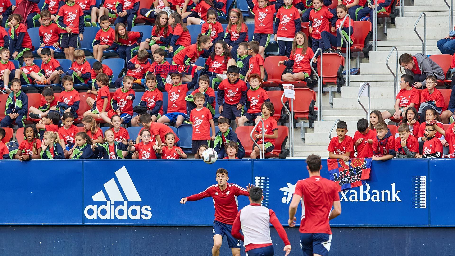 Fotos del entrenamiento de Osasuna en El Sadar ante 4.000 escolares de ‘Aula Rojilla’.