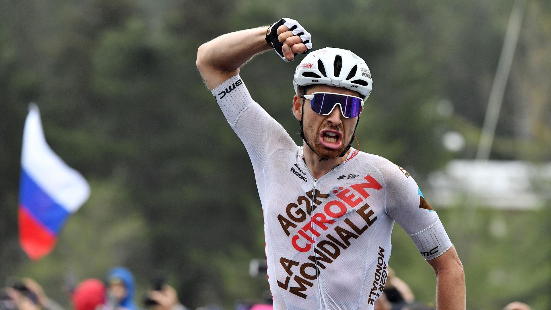 Aurelien Paret-Peintre celebra su triunfo en la cuarta etapa del Giro de Italia