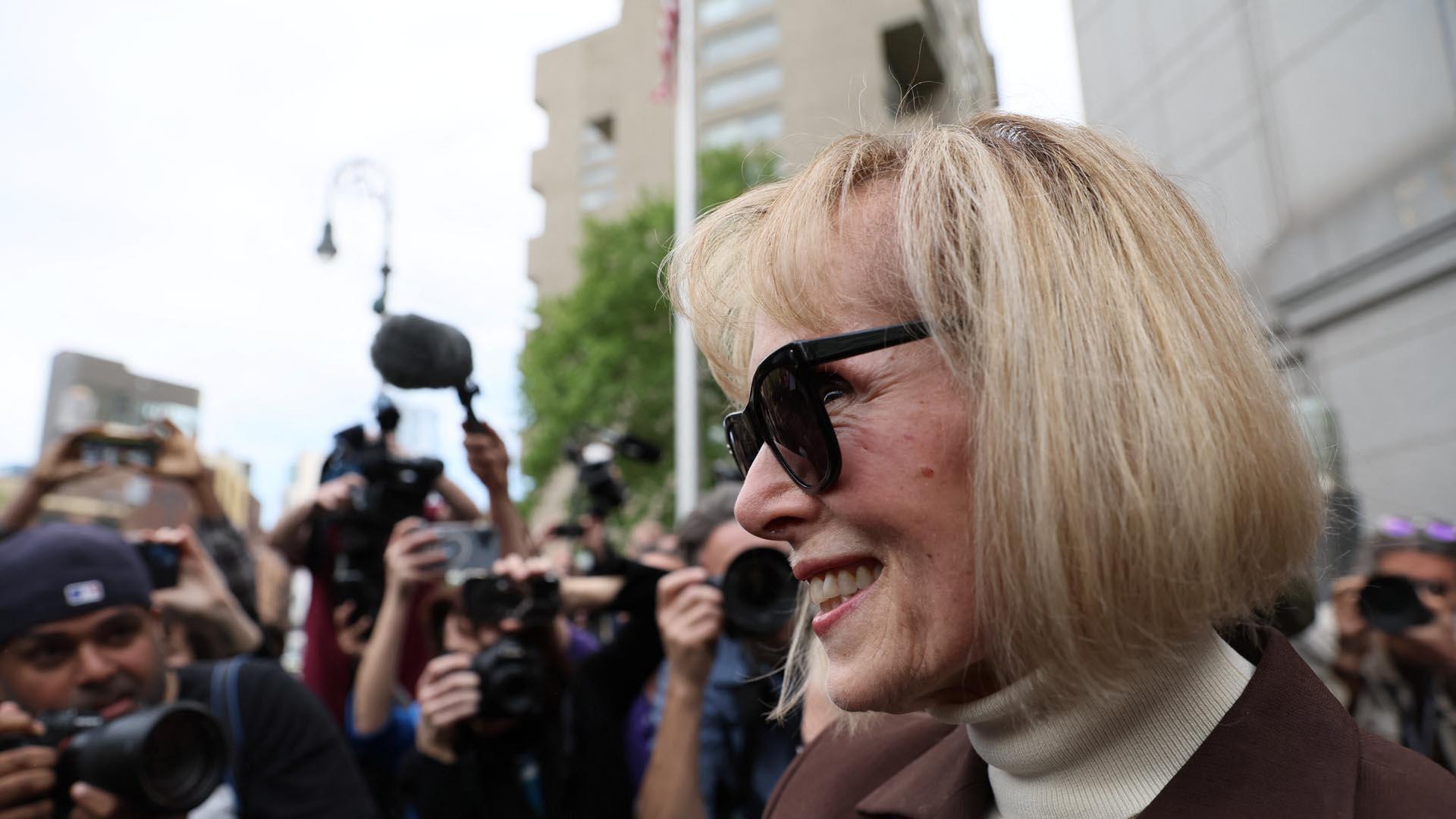 La escritora E. Jean Carroll, este martes a su salida del Tribunal Federal de Manhattan