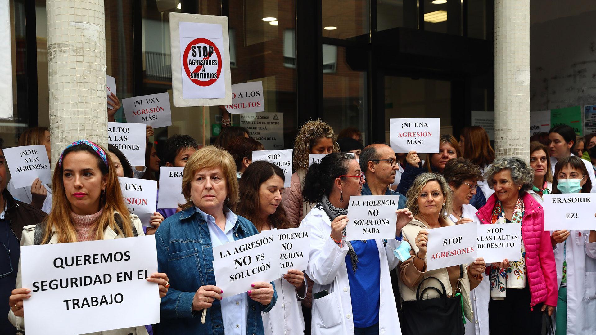 Profesionales que trabajan en el ámbito sanitario durante la concentración frente a las agresiones ayer, en la puerta del centro de salud de la Rochapea