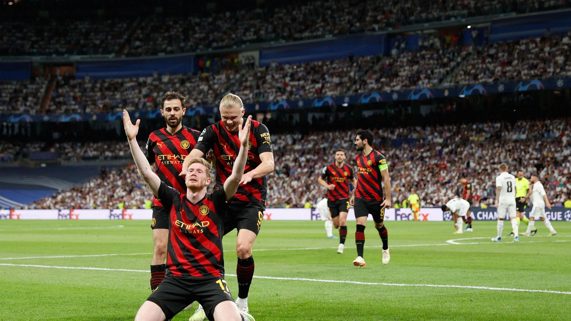 El centrocampista del Manchester City Kevin De Bruyne (i) celebra su gol, durante el partido de ida de las semifinales de la Liga de Campeones que Real Madrid