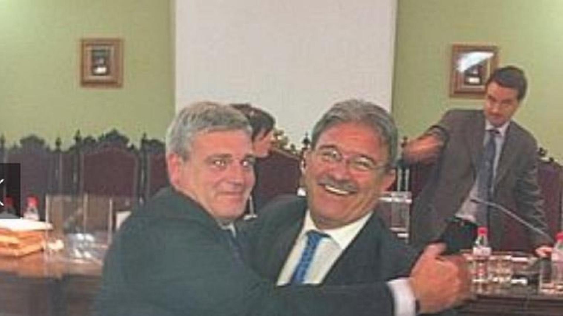 Eduardo Torres, a la derecha, cuando fue elegido decano en 2010