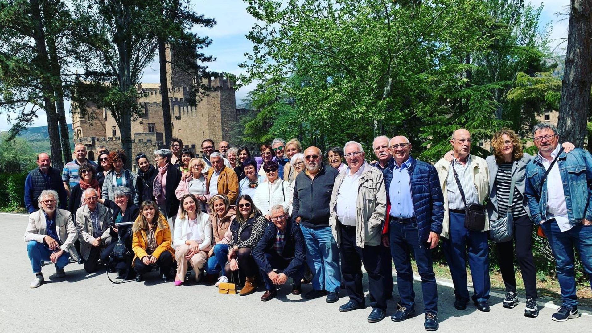 La comida homenaje al expresidente de la Coral Nora Javier Armendáriz (en el centro, con chaqueta marrón) se celebró en Javier