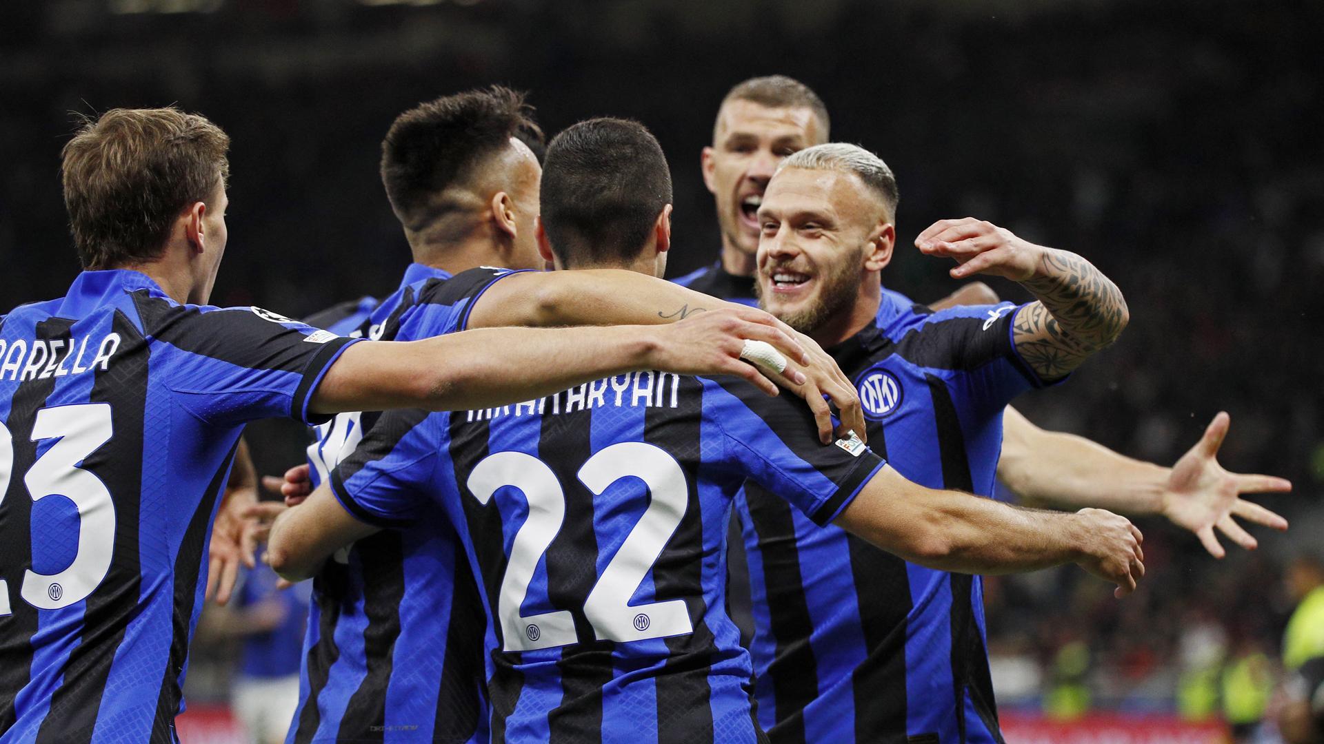 Los jugadores del Inter celebran el gol de Mkhitaryan