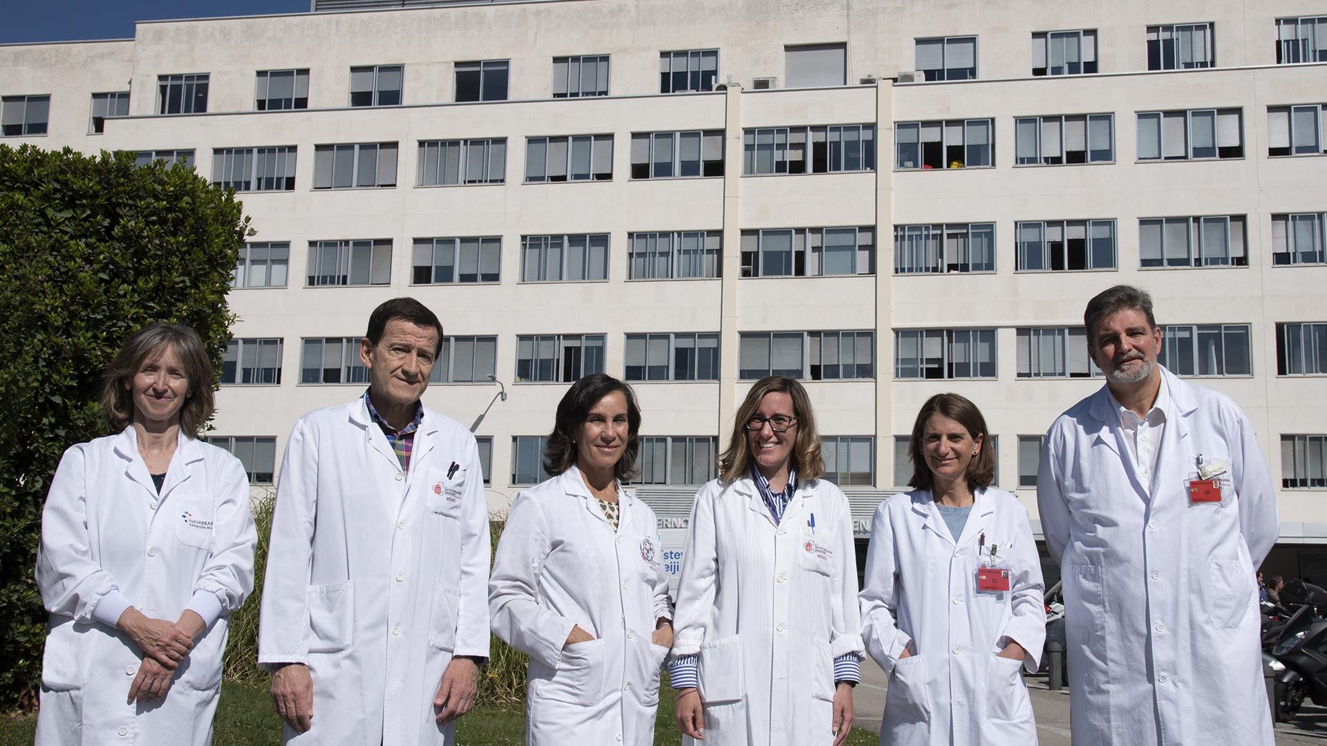 De izda. a dcha. Maite Mendioroz (Navarrabiomed), Alberto Valiente (Genética, HUN), Ainhoa Iceta y Josune Hualde (Pediatría, HUN), Amaya Bengoa (Genética, HUN) y Alfredo Martínez (HUN), personal directivo del HUN y Navarrabiomed con los y las profesionales de los Servicios de Pediatría y Genética que han puesto en marcha el circuito asistencial en el HUN