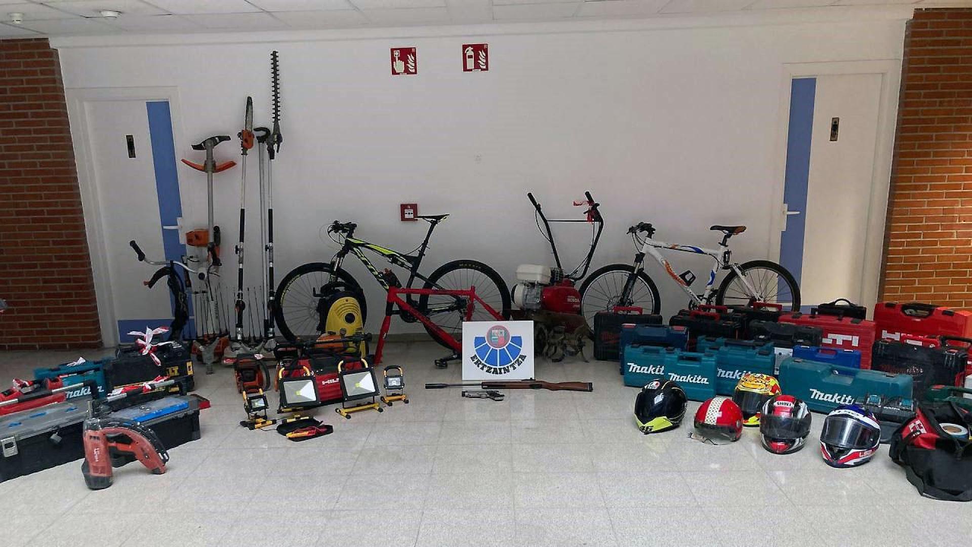 Material recuperado en la operación conjunta de Ertzaintza y Policía Foral