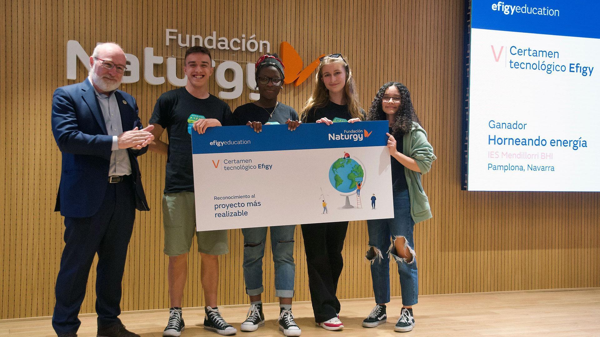 Alumnos del IES Mendillorri de Pamplona posan con el galardón al ‘Proyecto más realizable’