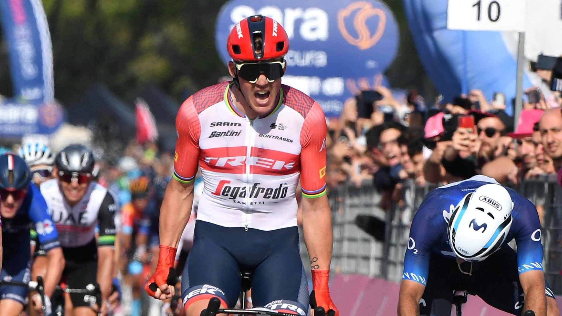 Mads Pedersen celebra su victoria en la sexta etapa del Giro