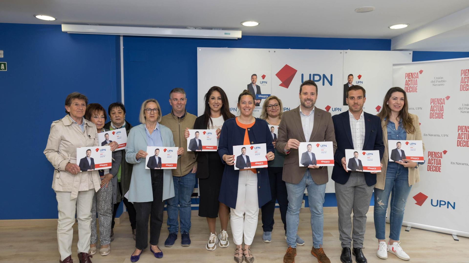 De izda. a dcha., los miembros de la lista de UPN Tudela: Margarita Carasusán Gascón, Puri Rodero Remón, Sebastiana Blanco Gamen, Anichu Agüera Angulo, Fernando Ferrer Molina, Verónica Gormedino López, Irune García García, Vesselina Krassimirova Garcheva, Alejandro Toquero Gil, Zeus Pérez Pérez y Reyes Carmona Blasco