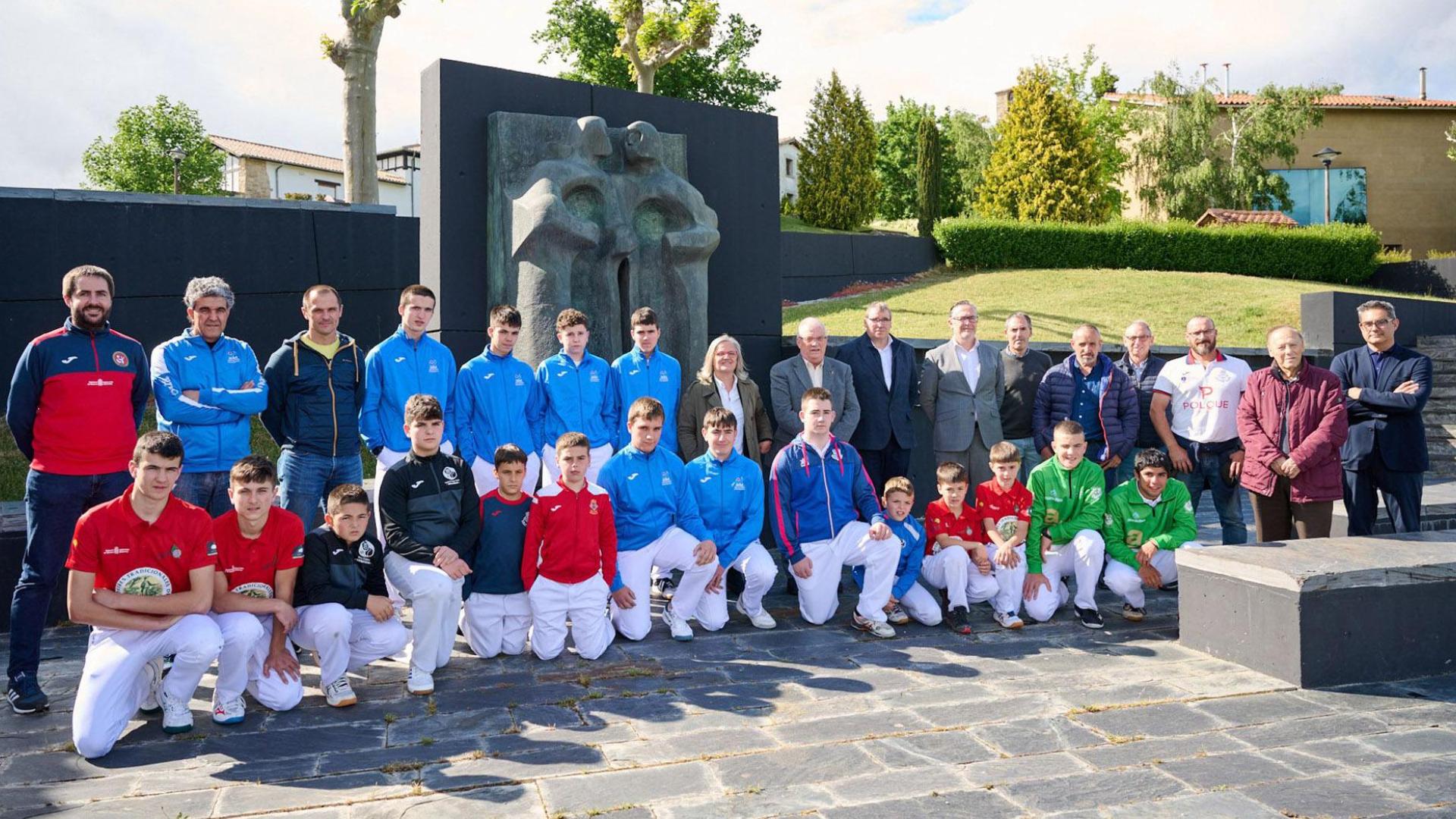 Pelotaris y delegados de los pueblos participantes en el Interpueblos de Navarra se dieron cita este jueves en el exterior del Museo Jorge Oteiza