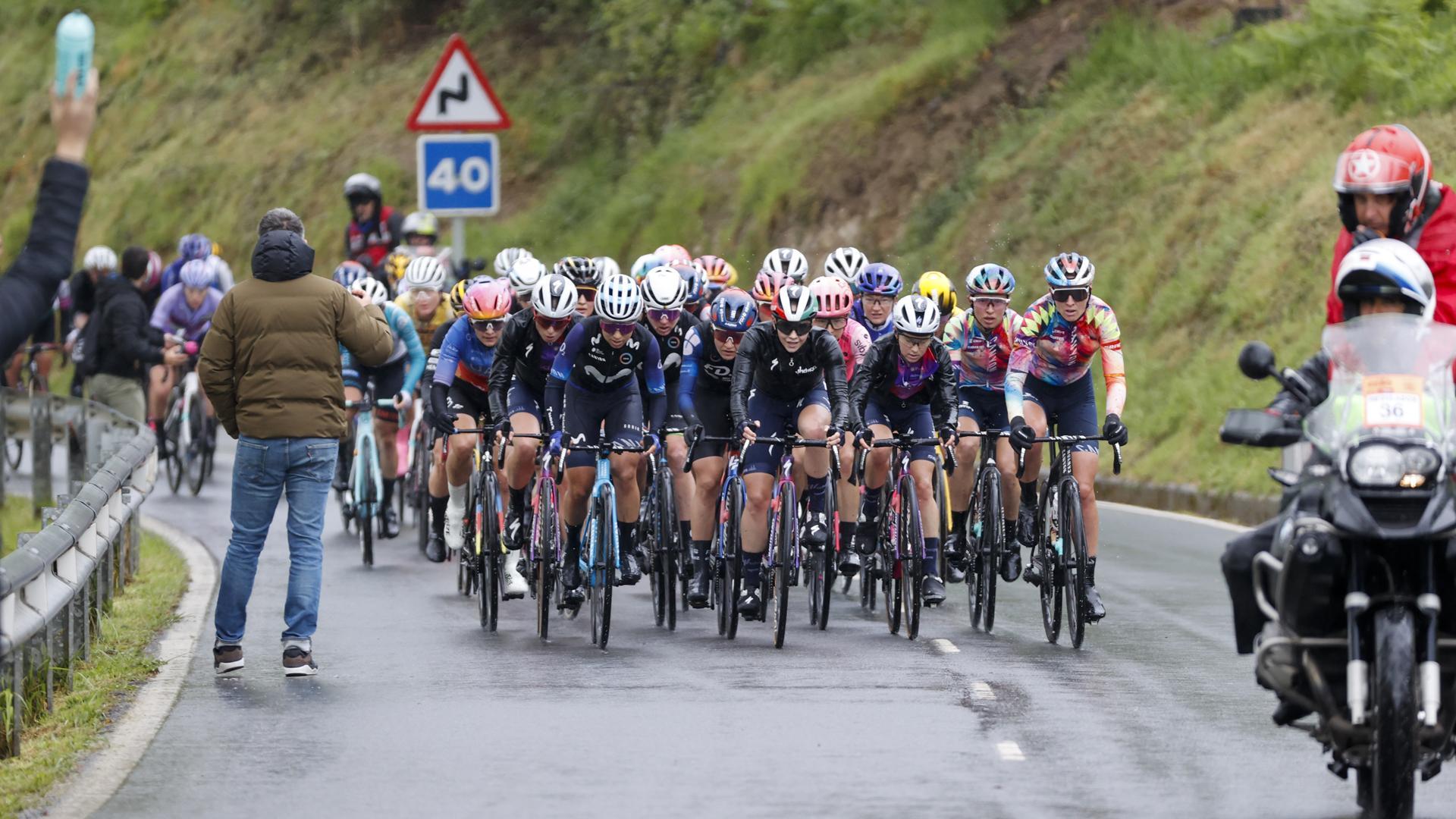 El pelotón, rodando este viernes en la primera etapa de la Itzulia femenina