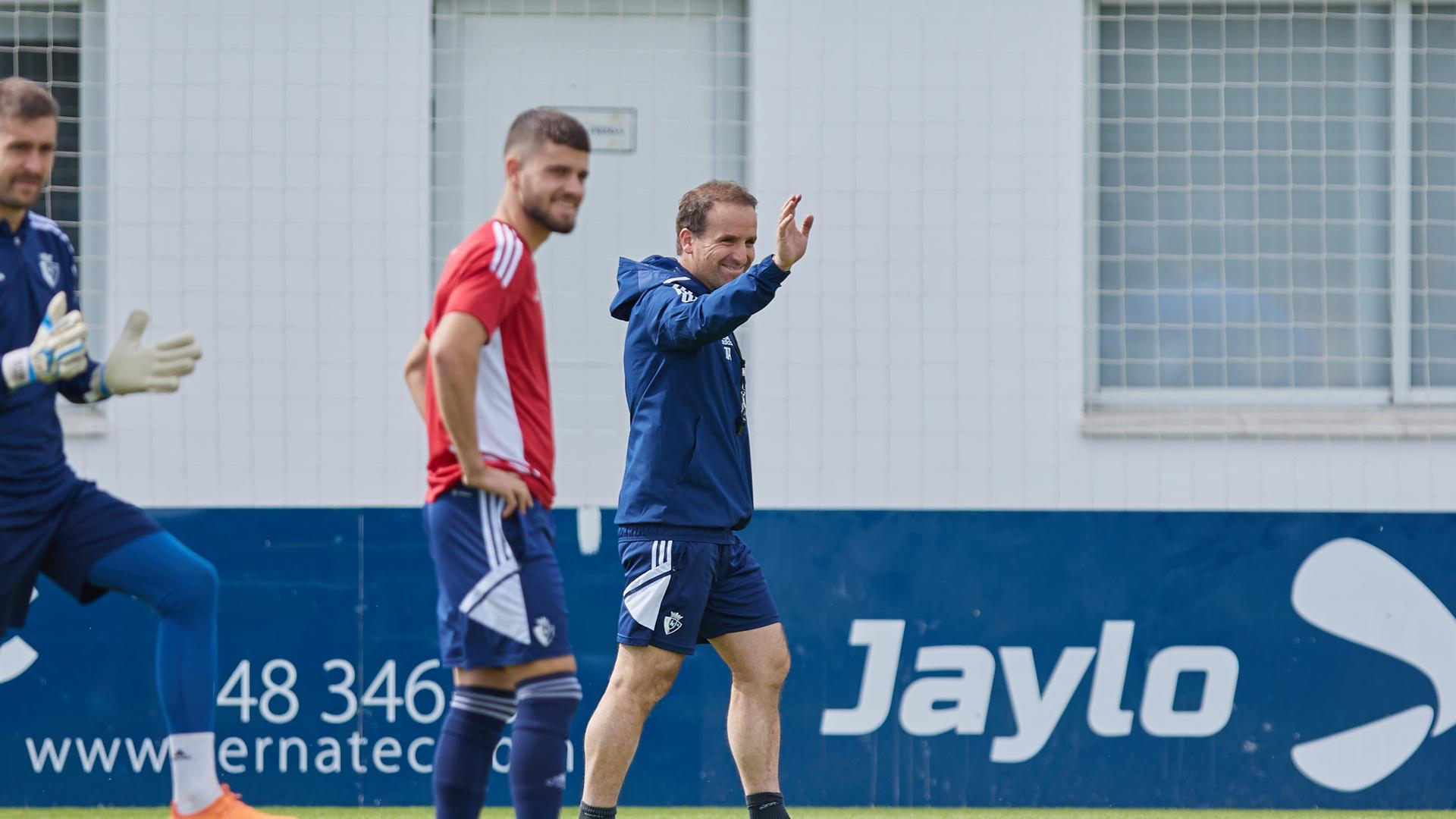 Jagoba Arrasate saluda a unos aficionados, junto a Aitor Fernández e Iker Muñoz