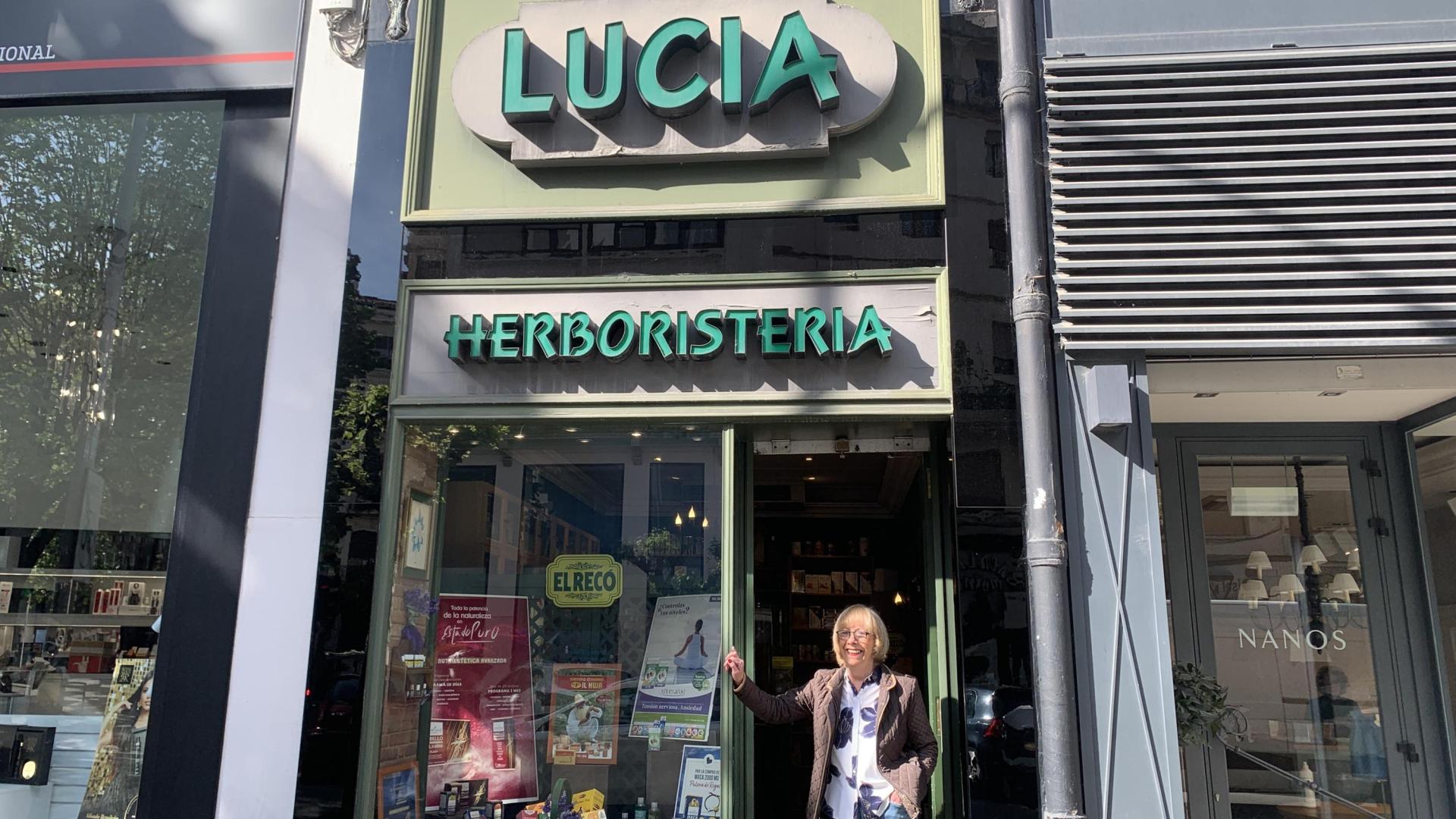Juli Vegas, junto al escaparate de la herboristería Lucía, en la calle Sancho el Mayor