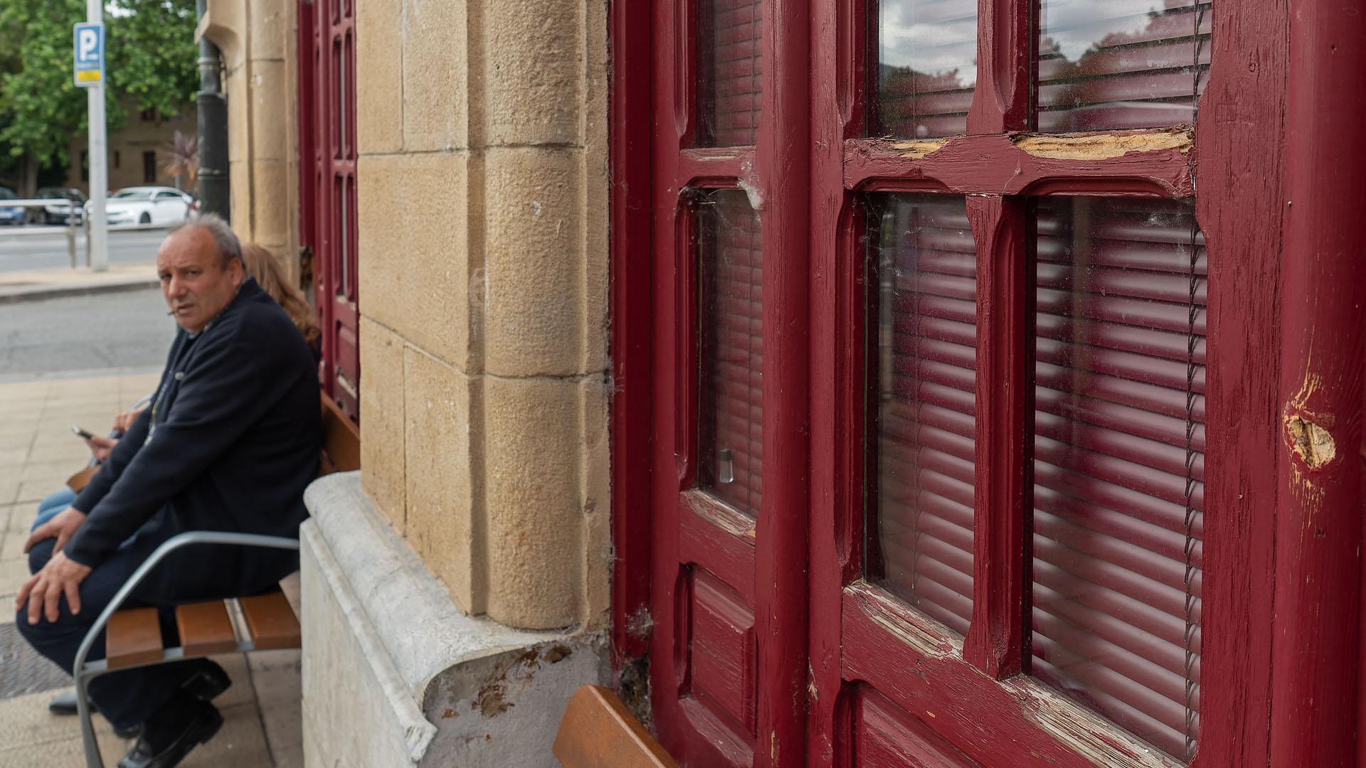 Detalle en el que se ve el deterioro de una de las ventanas de la parte afectada del edificio