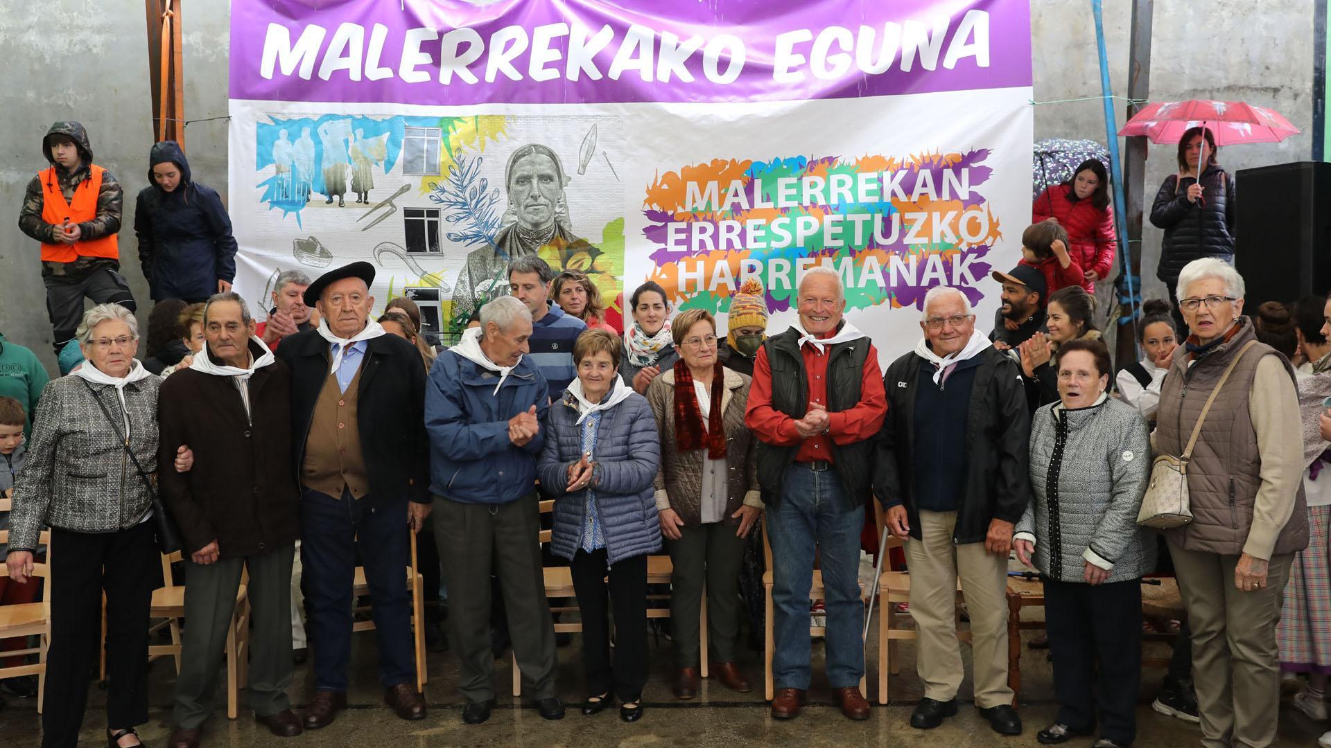 Diez mayores de 80 años fueron homenajeados por su papel activo en la localidad de Oiz