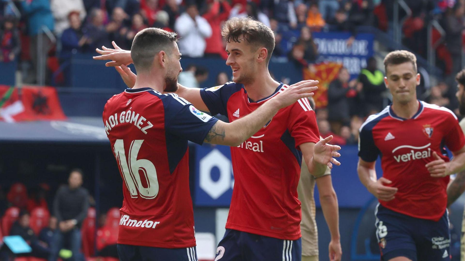 Moi Gómez y Aimar Oroz celebran el tercer gol de Osasuna
