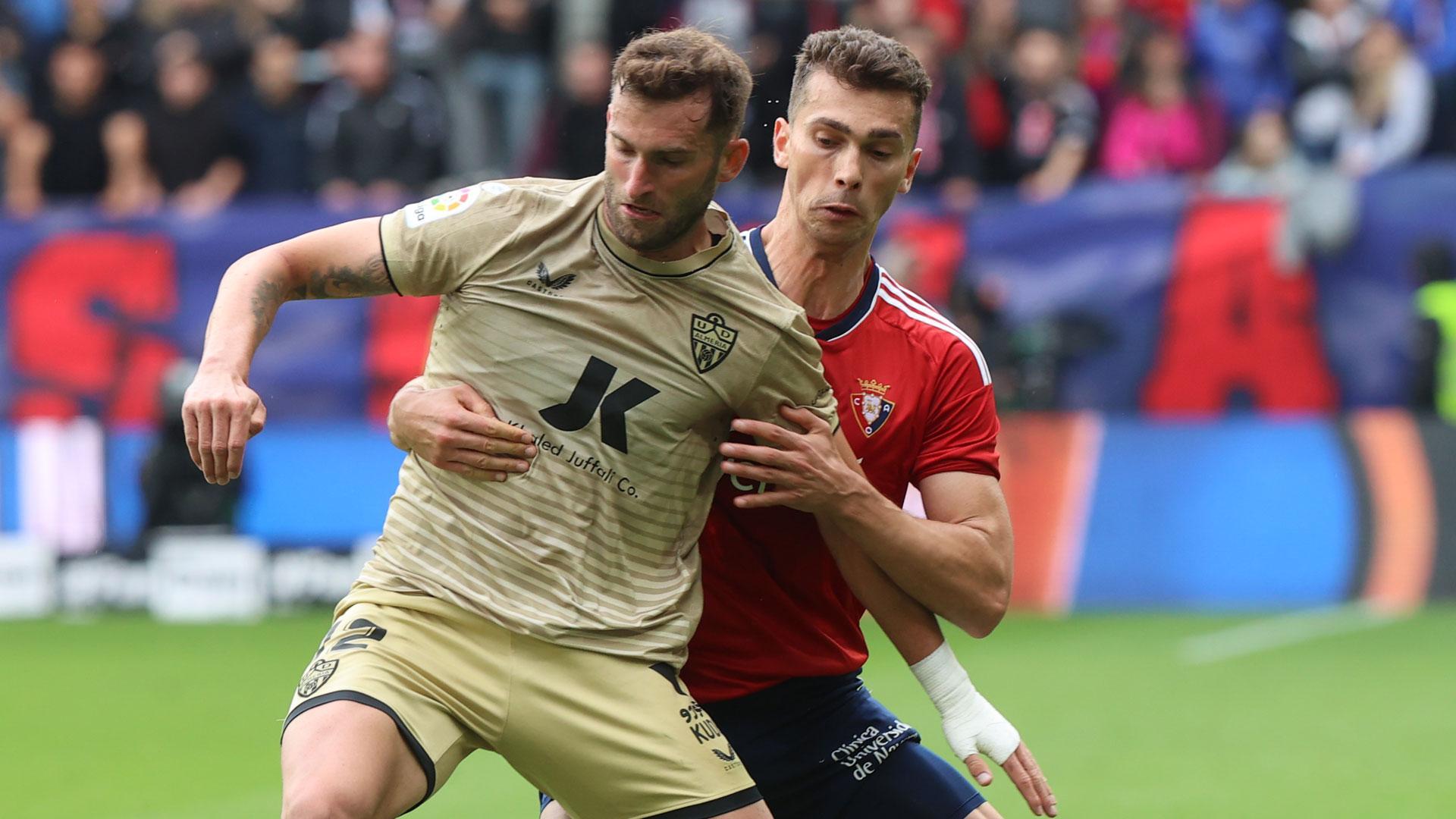 Lucas Torró sujeta a Leo Baptistao, delantero del Almería