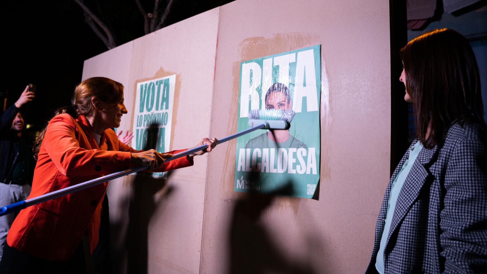 La candidata de Más Madrid a la Presidencia de la Comunidad, Mónica García, durante la pegada de carteles de cara al 28M