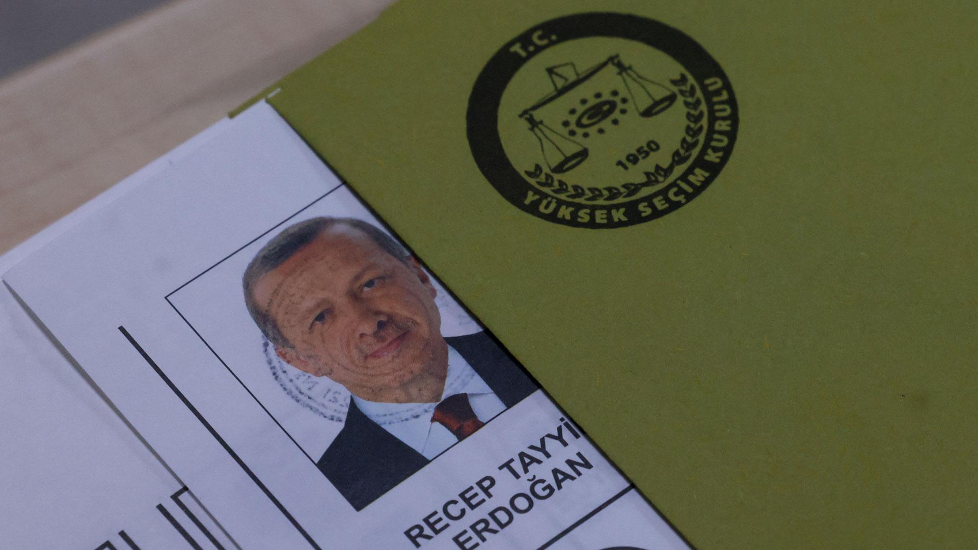 Una papeleta con la imagen del presidente turco Tayyip Erdogan durante las elecciones presidenciales y parlamentarias