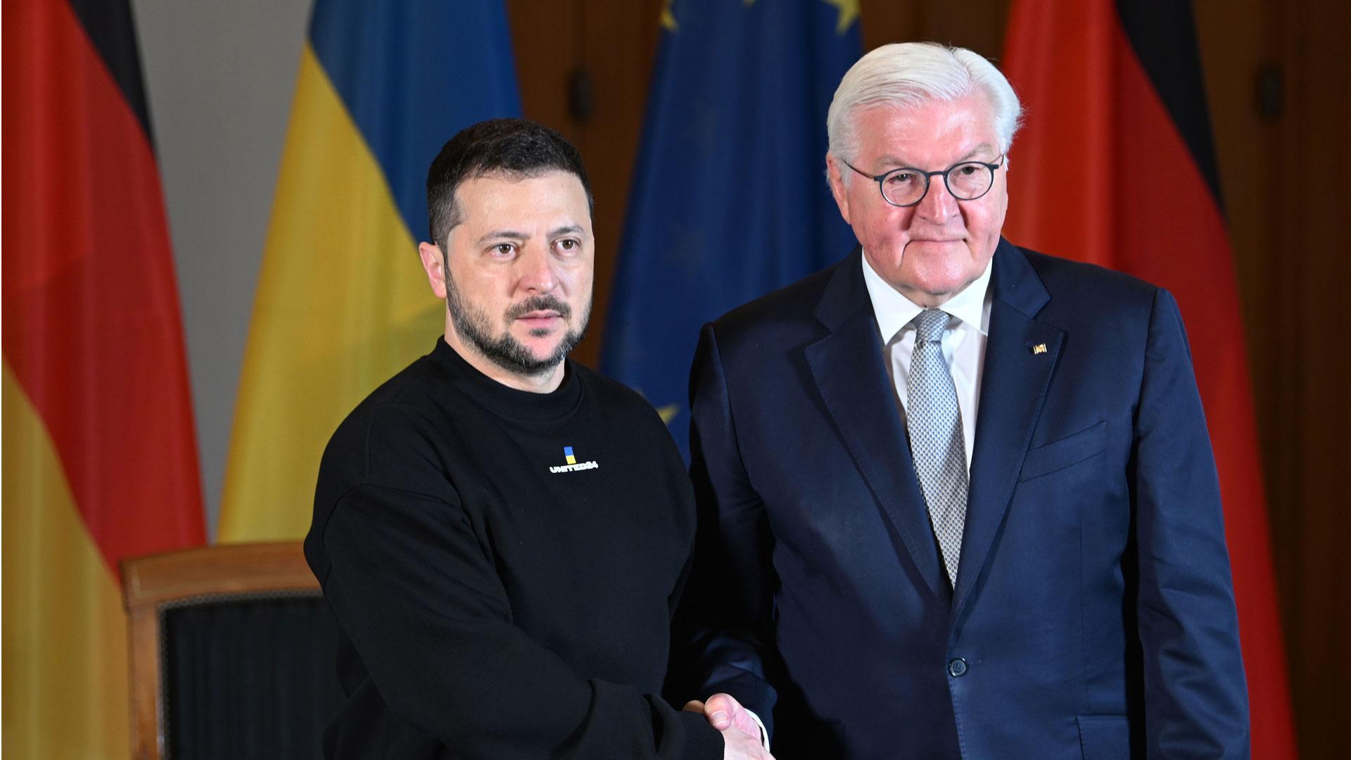 El presidente alemán, Frank-Walter Steinmeier le da la mano al presidente ucraniano, Volodymyr Zelensky mientras posan para los medios durante la visita a Alemania