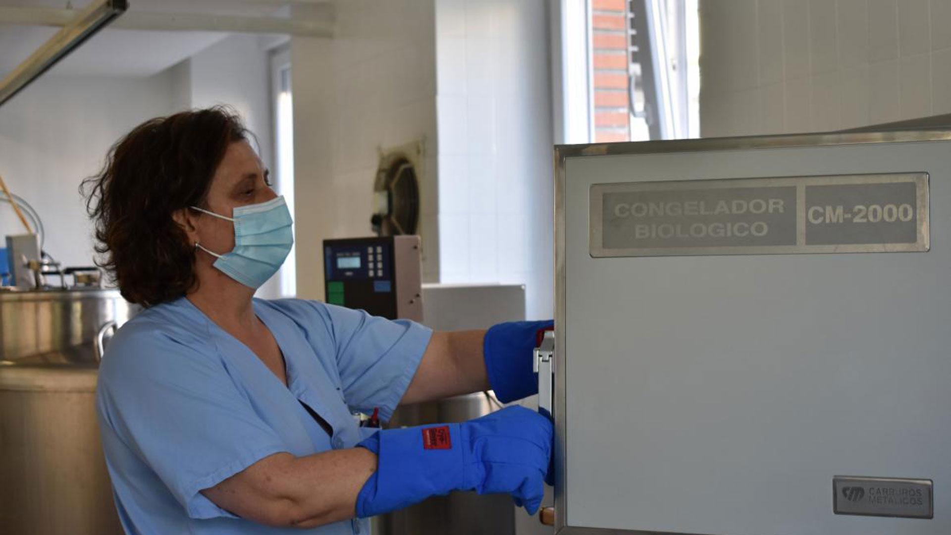 Una sanitaria introduce muestras en un congelador biológico del Hospital de La Princesa de Madrid