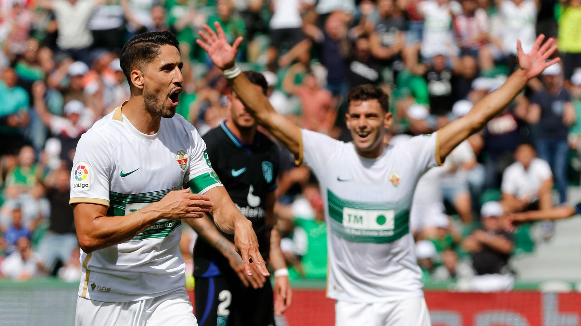 El delantero del Elche Fidel Chaves de la Torre (i) celebra su gol marcado ante el Atlético de Madrid