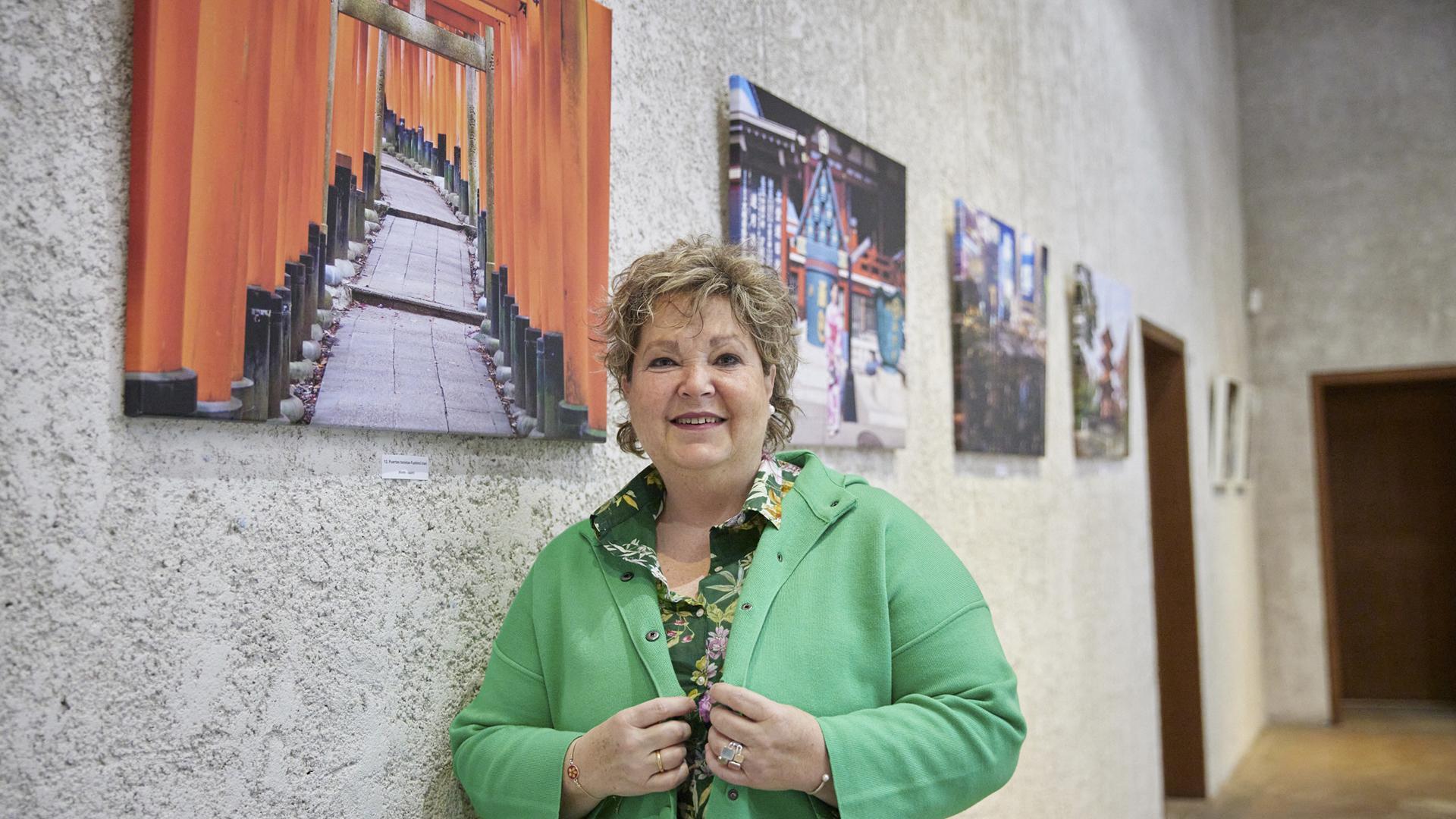 La fotógrafa pamplonesa Olga Izco Ibarrola, de 58 años, posa delante de algunas de sus obras expuestas en el Palacio del Condestable de Pamplona hasta el 4 de junio