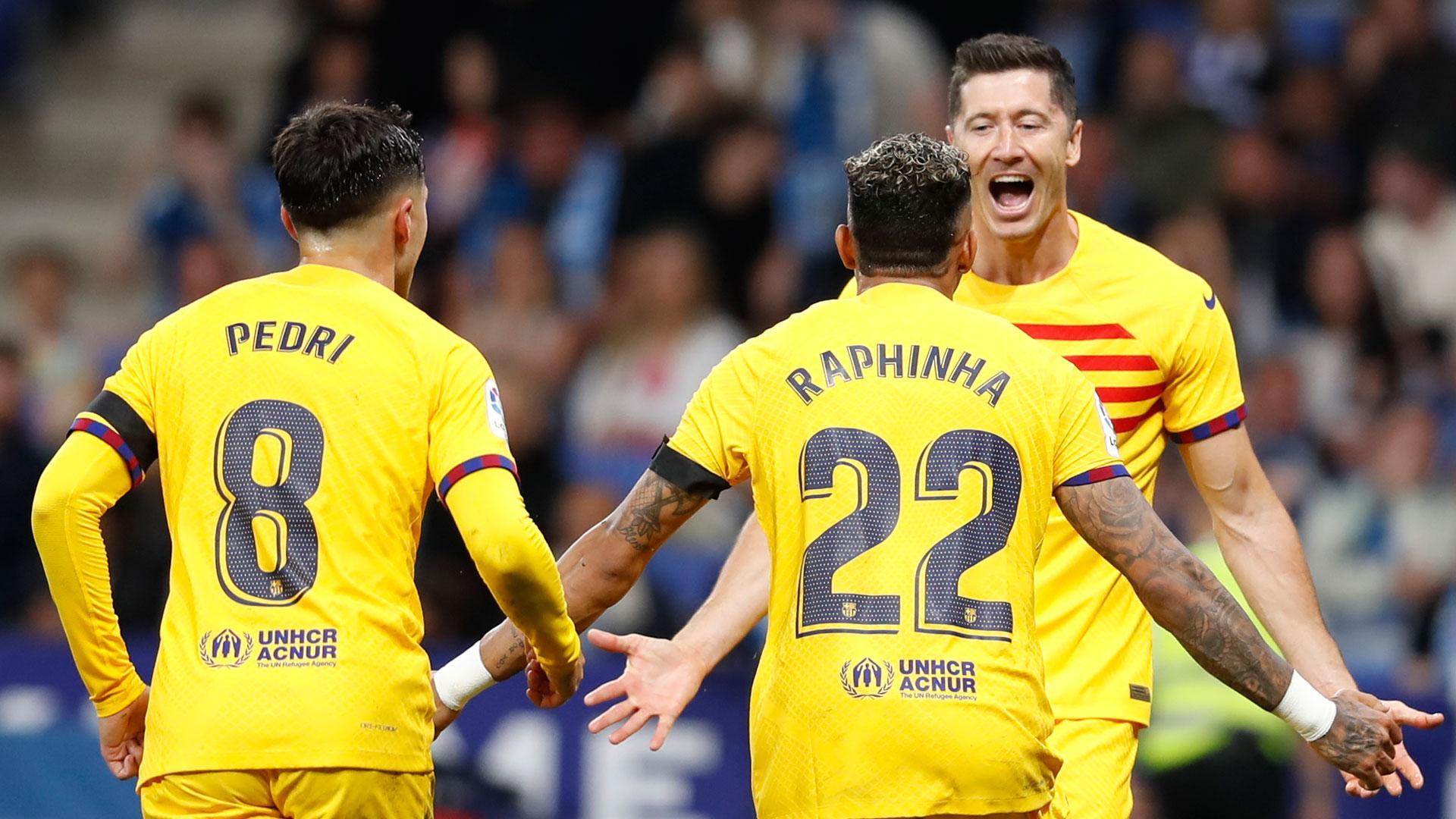 El delantero polaco del FC Barcelona Robert (d) Lewandowski celebra su segundo gol