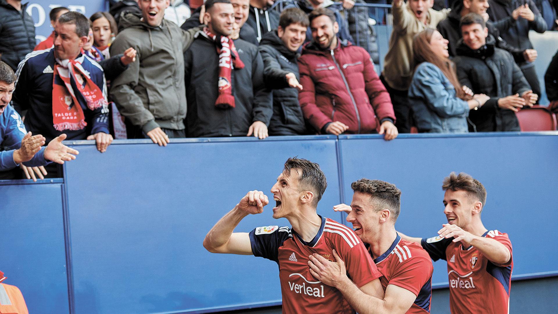 Budimir celebra el gol de Osasuna junto a Kike Barja y Aimar Oroz