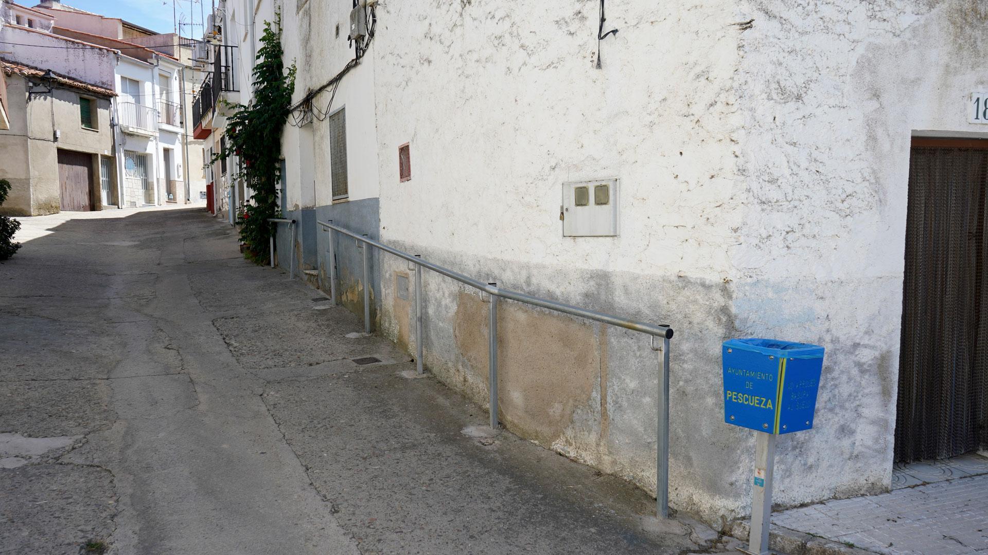 Pezcueza cuenta con un coche eléctrico que traslada a los vecinos hasta el centro de día, cámaras en casas, alarmas que avisan si alguna persona sufre un accidente y pasamanos en las calles para facilitar la vida de las personas mayores de la localidad