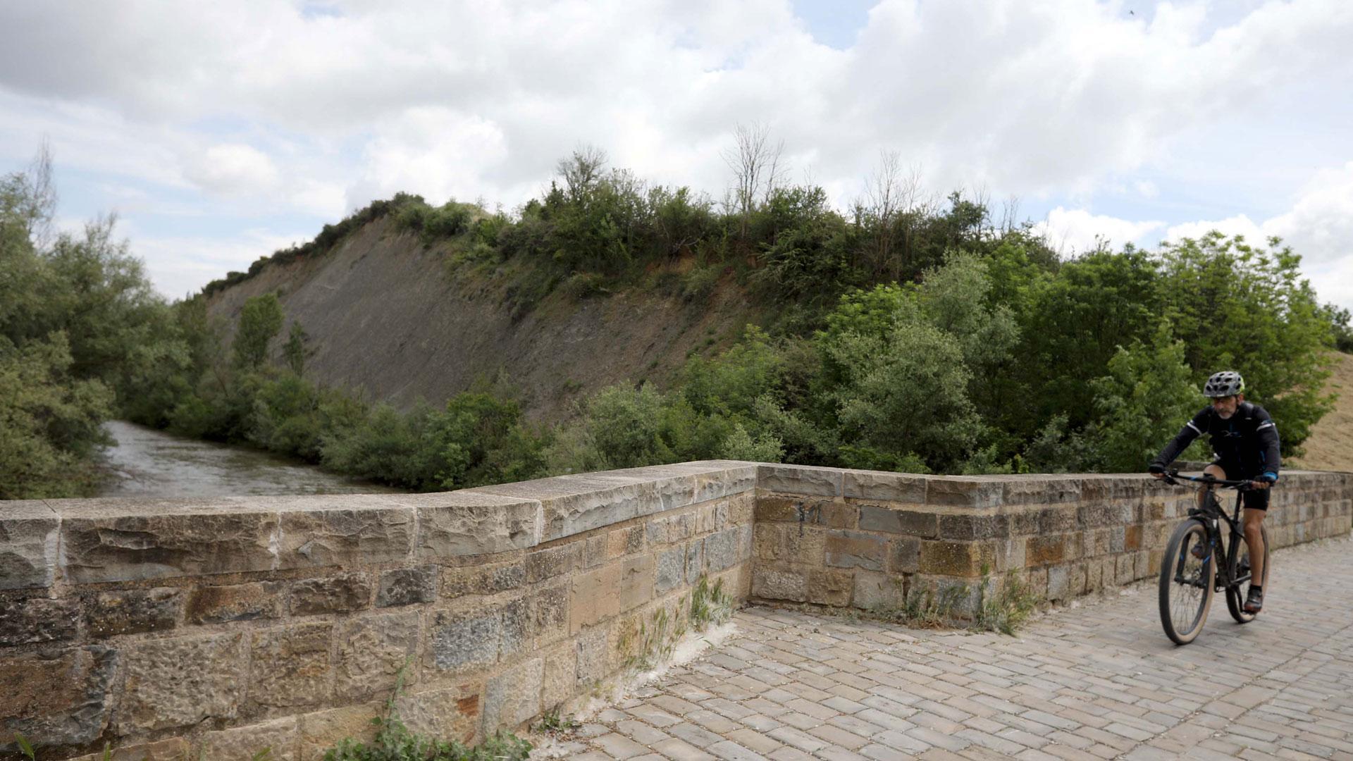 El rescate se produjo en el talud visible desde el puente viejo, entre la Nogalera y Erripagaña