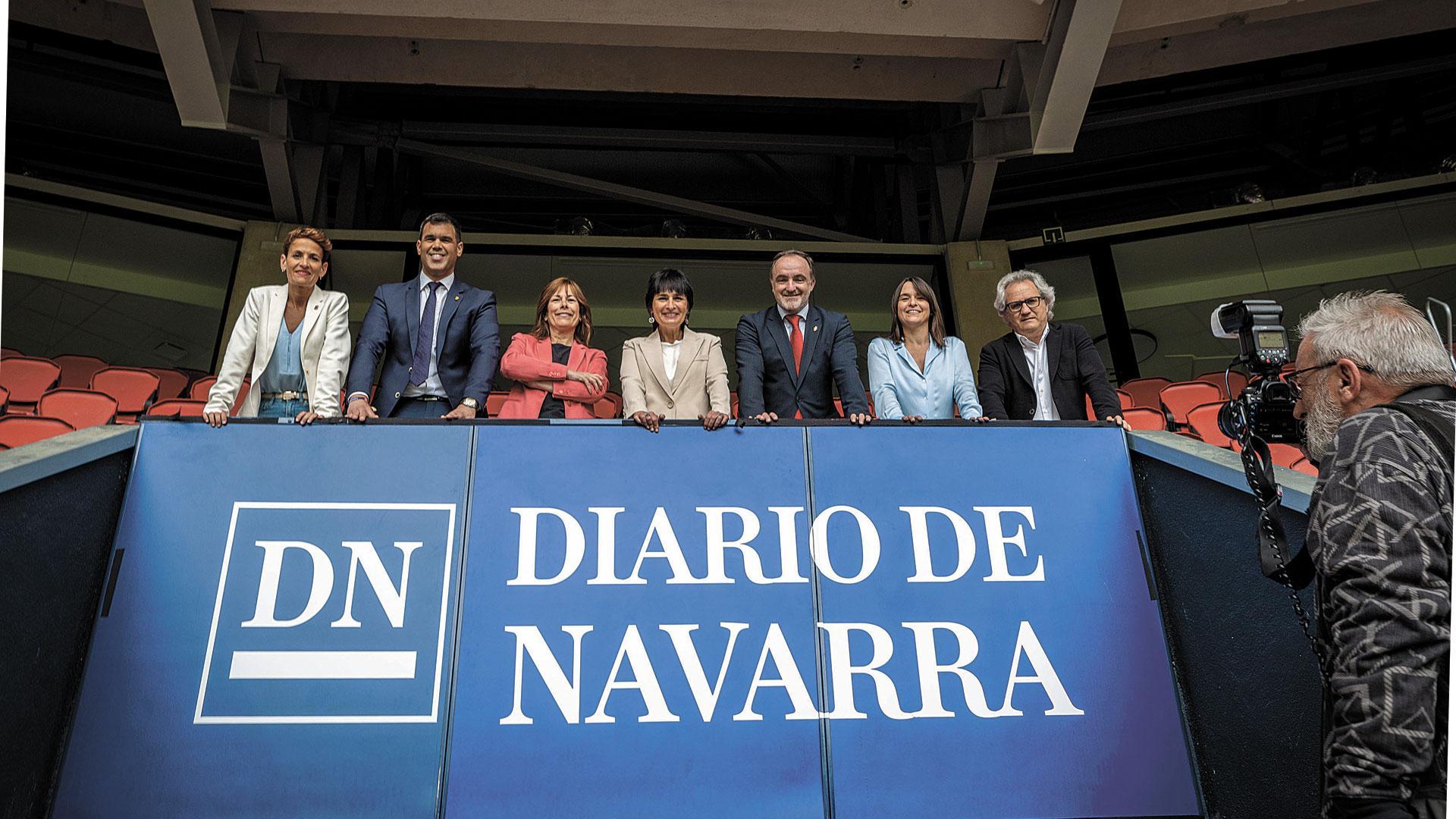 Desde la izquierda, Chivite (PSN), García (PP), Barkos (Geroa Bai), Aznal (Bildu), Esparza (UPN), Alfaro (Contigo Navarra) y Pérez-Nievas (Ciudadanos), el pasado martes en El Sadar