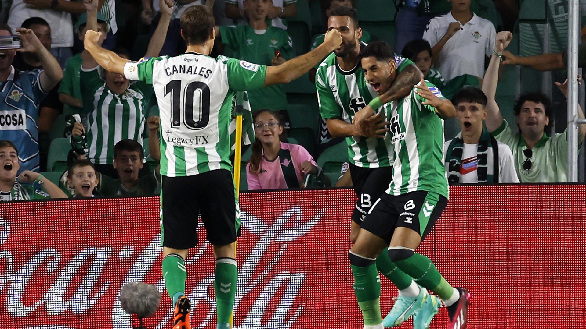 Los jugadores del Betis celebran uno de los tantos en el choque contra el Rayo Vallecano.