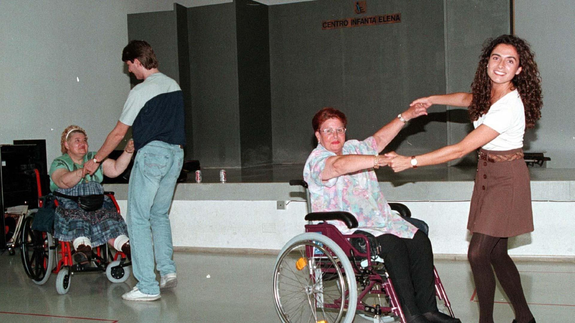 Clases de baile en el centro Infanta Elena en 1998