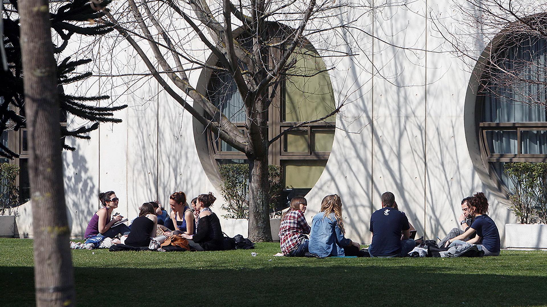 Estudiantes, en el Campus de Arrosadía de la Universidad Pública de Navarra (UPNA)