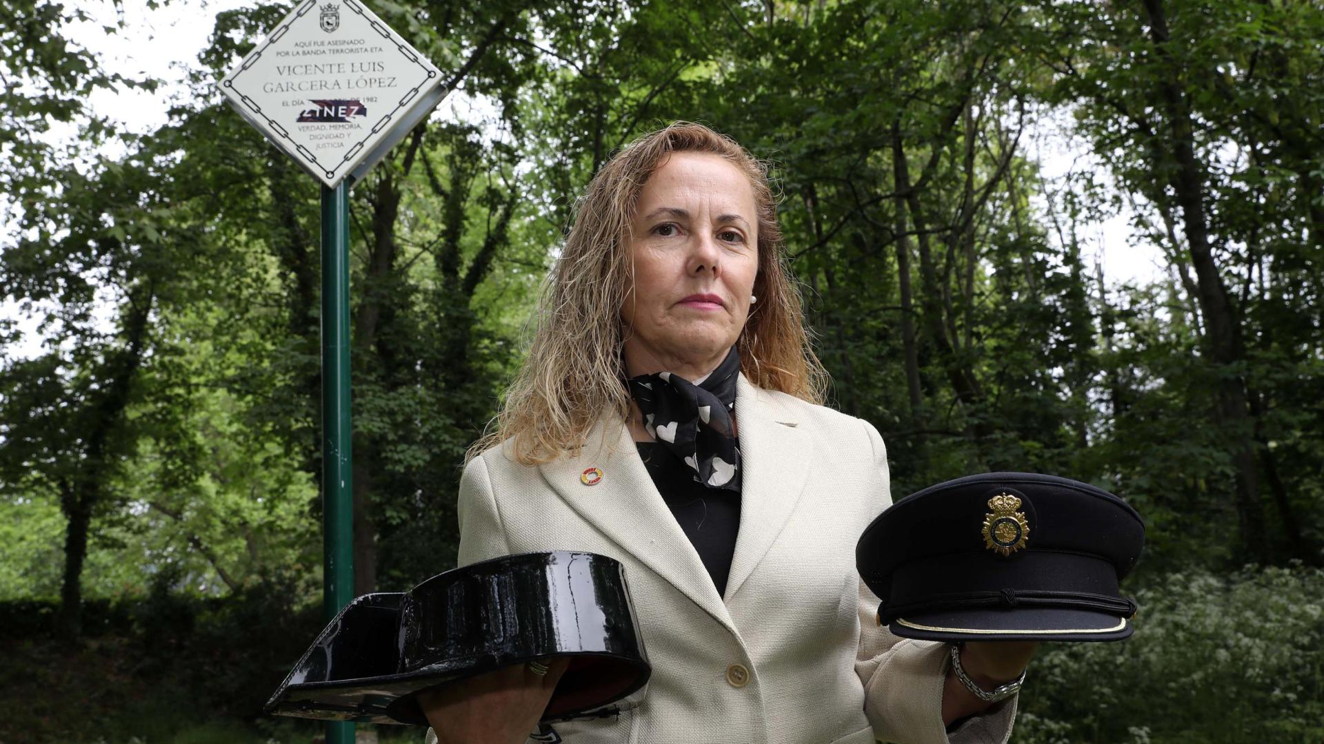 María Estévez eligió para la foto el puente de la Magdalena, lugar de un atentado de ETA que le marcó. El 17 de abril de 1982 el policía Vicente Luis Garcera murió tras ser atacada una tanqueta con una granada anticarro